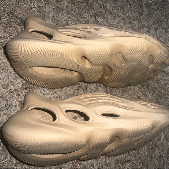 Yeezy Foam Runner ‘Ochre’ - Picture 4 of 5